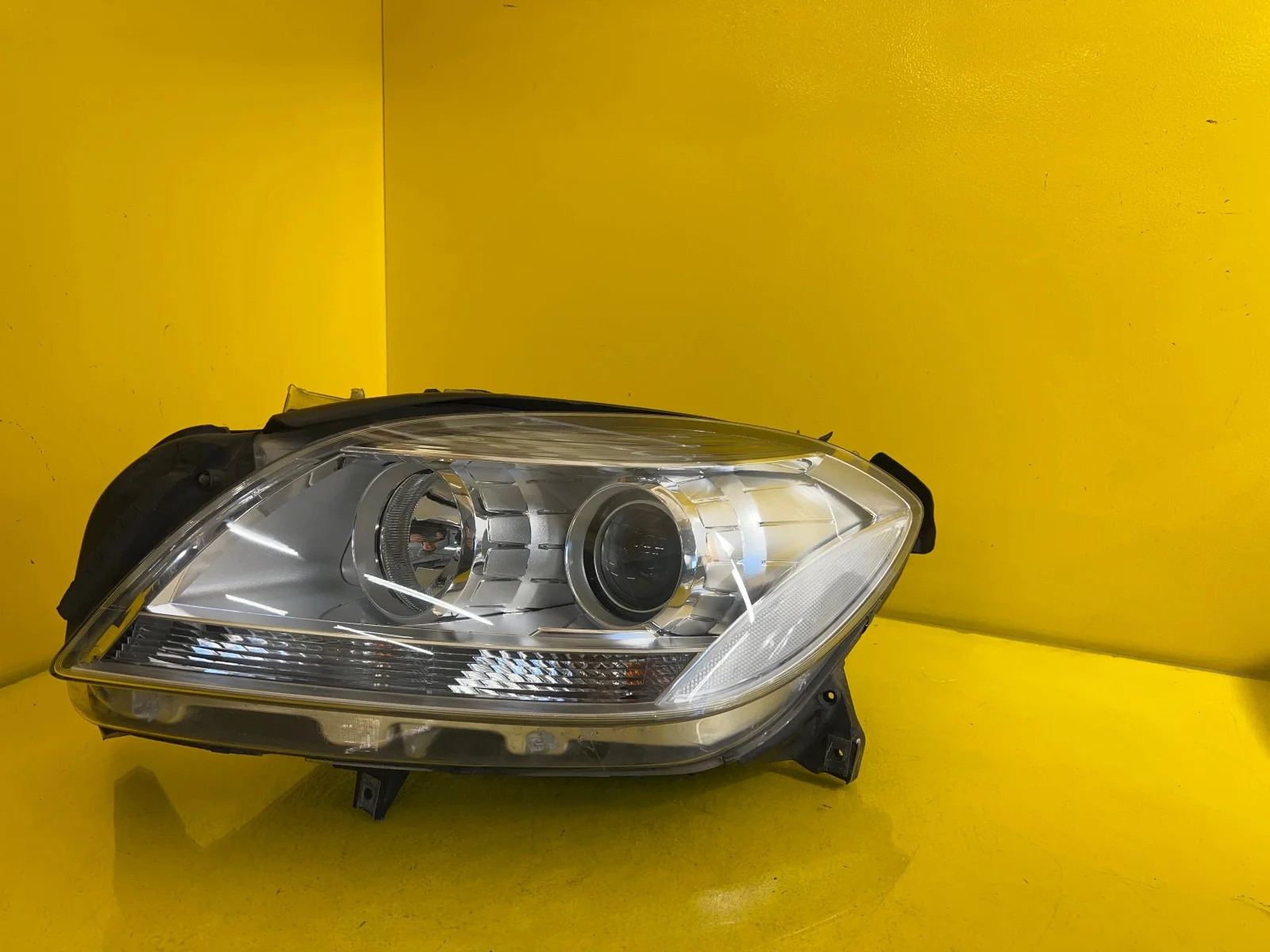 Mercedes-Benz ML/GLE-Class W166 Left Halogen Headlamp – OEM A1668208361